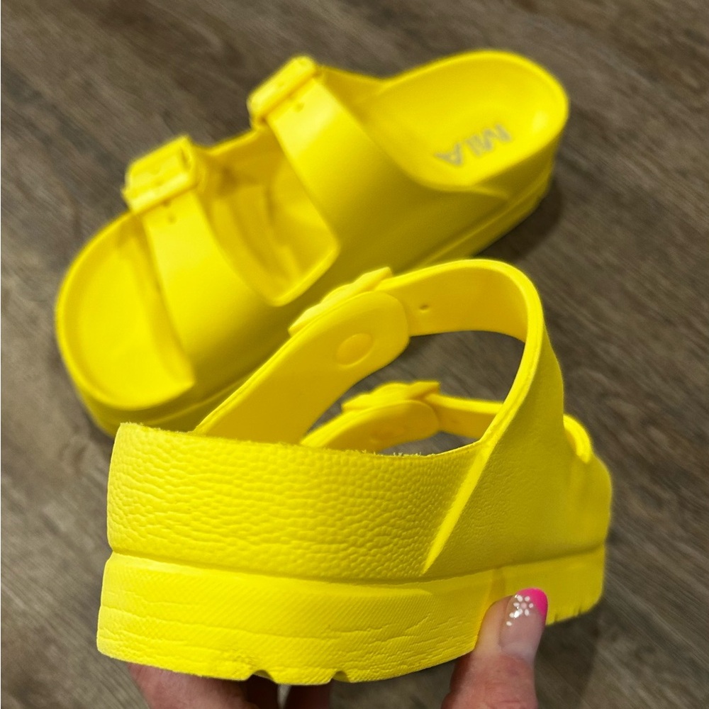 MIA Sunny Yellow Double Strap Women’s Sandals Size 6 - Picture 6 of 6